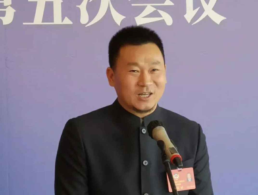 为进一步展示市政协团结、民主、开放、自信的形象，向市民和网友展示政协委员的履职风采，中山市政协十二届五次会议在2月4日上午开幕前开设“委员通道”，市政协委员、银川晟豪在线教育平台有限公司公司总经理陈朝阳走进“委员通道”，回应社会关切的问题。他就如何做好城市应急管理规划的问题进行发言，并回答记者提问。.jpg